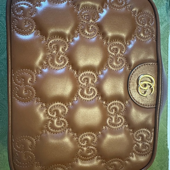 Gucci crossbody! Like new, the box isn’t in the best shape as it endure a flight - Picture 2 of 11